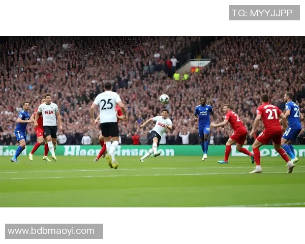 经典足球明星壁纸欣赏与下载让你随时感受绿茵场上的激情与荣耀