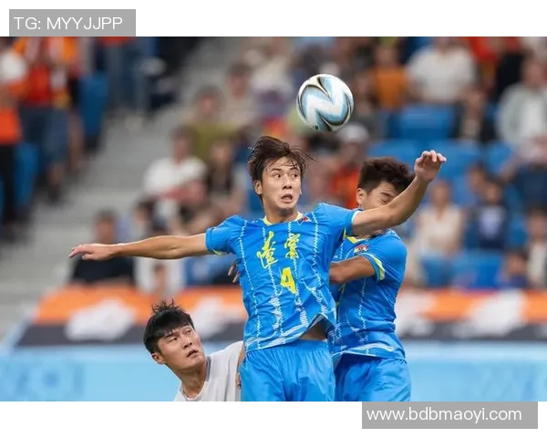 国外足球明星与球迷亲密互动合影留念展现温暖瞬间