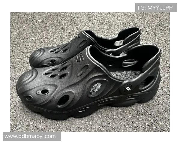 洞洞鞋与足球明星的完美结合展现运动时尚新风潮 洞洞鞋与足球明星的完美结合展现运动时尚新风潮